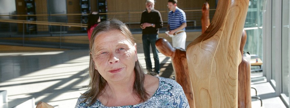 Abbildung: Holzskulpturen von Bornholter Künstlerin ausgestellt