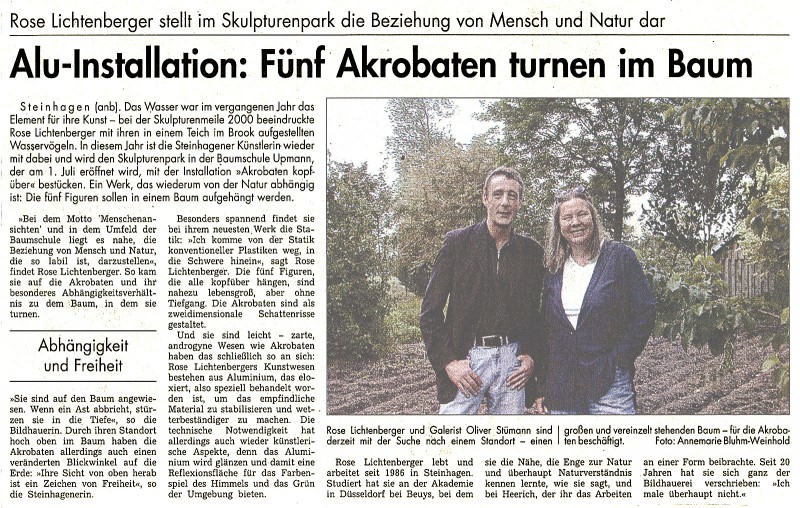 Abbildung: Alu-Installation: Fünf Akrobaten turnen im Baum